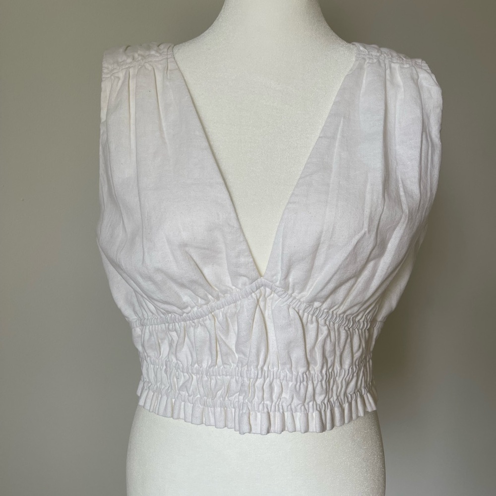 *NWT* Abercrombie & Fitch - White Sleeveless Smocked Crop Top - Size L